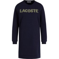 Sukienka dzianinowa Lacoste EF2003. Niebieskie sukienki damskie Lacoste, bez wzorów, z bawełny, bez kołnierzyka, bez rękawów. W wyprzedaży za 379,00 zł.