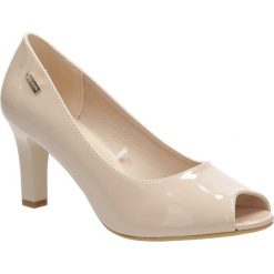 Beżowe czółenka na słupku peep toe nude lakier sergio leone cz577-25l. Brązowe czółenka damskie Sergio Leone, bez wzorów, z lakierowanej skóry, z otwartym noskiem, bez obcasa, na słupku. Za 119,99 zł.