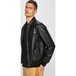 Versace Jeans - Kurtka bomber skórzana. Czarne płaszcze męskie Versace Jeans, bez wzorów, z poliesteru, krótkie, bez kaptura. W wyprzedaży za 1299,00 zł.