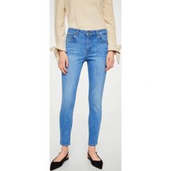 Mango - Jeansy Isa2. Niebieskie rurki damskie marki Mango. W wyprzedaży za 99,90 zł.