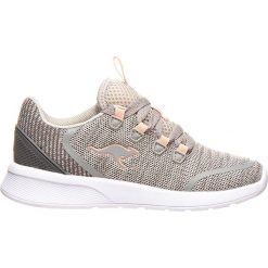 Sneakersy "KF Lock" w kolorze szaro-jasnoróżowym. Szare trampki dziewczęce KangaROOS, bez wzorów, na sznurówki. W wyprzedaży za 82,95 zł.