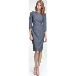 Szara Sukienka Wizytowa z Rękawem 3/4. Szare sukienki damskie Molly.pl, na co dzień, s, bez wzorów, z tkaniny, eleganckie, z klasycznym kołnierzykiem, bez rękawów, proste. Za 159,90 zł.
