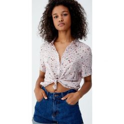 Wzorzysta koszula basic. Niebieskie koszule damskie Pull&Bear, z krótkim rękawem. Za 49,90 zł.