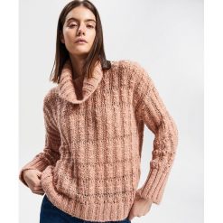Sweter z luźnym golfem - Różowy. Różowe swetry damskie Reserved, s, bez wzorów, bez rękawów, bez kaptura. W wyprzedaży za 59,99 zł.