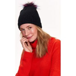 CZAPKA. Czarne czapki damskie marki Top Secret, z dzianiny. W wyprzedaży za 14,99 zł.