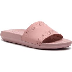 Klapki LACOSTE - Croco Slide 119 1 Cfa 7-37CFA0003LP2 Light Pink/Light Pink. Różowe klapki damskie Lacoste, bez wzorów, ze skóry, bez obcasa. W wyprzedaży za 179,00 zł.