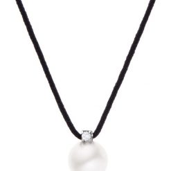 Naszyjniki damskie: Naszyjnik w kolorze czarnym z zawieszką z perłą i diamentem – dł. 42 cm