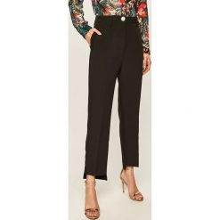 Guess Jeans - Spodnie. Różowe spodnie damskie Guess Jeans, s, z poliesteru. W wyprzedaży za 269,90 zł.