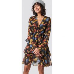 NA-KD Boho Sukienka z długim rękawem - Multicolor. Szare sukienki damskie NA-KD Boho, bez wzorów, boho, z falbankami, z długim rękawem, długie. Za 202,95 zł.