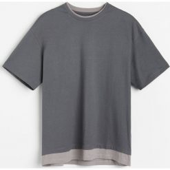 T-shirt z kontrastową wstawką - Szary. Szare t-shirty męskie Reserved, s, bez wzorów, z kontrastowym kołnierzykiem. Za 49,99 zł.