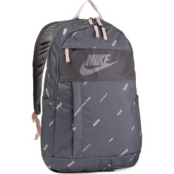 Plecak NIKE - BA5877 056 Szary. Szare plecaki męskie Nike, bez wzorów, z materiału, sportowe. Za 149,00 zł.