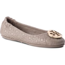 Baleriny TORY BURCH - Quilted Minnie 50736 Dust Storm/Gold 976. Szare baleriny damskie Tory Burch, bez wzorów, ze skóry, bez obcasa, bez zapięcia. W wyprzedaży za 729,00 zł.