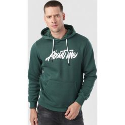 Ciemnozielona Bluza Nesstarish. Zielone bluzy męskie Born2be, xl, bez wzorów, bez kołnierzyka, bez rękawów, bez kaptura. Za 69,99 zł.
