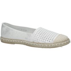 Białe espadryle slip on ażurowe Casu DD1802-2. Szare espadryle damskie marki Tamaris, z materiału. Za 49,99 zł.