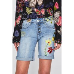 Desigual - Szorty. Niebieskie szorty jeansowe damskie marki Desigual, z haftami, casualowe. Za 349,90 zł.