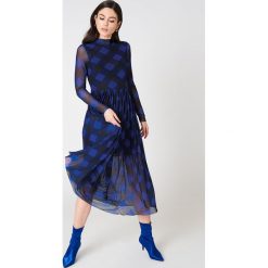 NA-KD Trend Siateczkowa sukienka midi z długim rękawem - Blue,Multicolor. Niebieskie sukienki damskie marki NA-KD Trend, bez wzorów, ze stójką, z długim rękawem, długie, midi. W wyprzedaży za 58,20 zł.