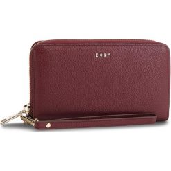 Duży Portfel Damski DKNY - Wristlet R83LA660 Blood Red Xod. Czerwone portfele damskie DKNY, bez wzorów, ze skóry. W wyprzedaży za 349,00 zł.