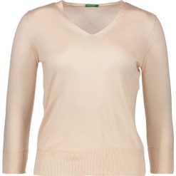 Sweter w kolorze beżowym. Brązowe swetry damskie Benetton, xs, bez wzorów, bez rękawów, bez kaptura. W wyprzedaży za 54,95 zł.