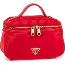 Kosmetyczka GUESS - Did I Say 90? PWDIDI P8309 RED. Czerwone kosmetyczki męskie Guess, z aplikacjami, z tkaniny. Za 239,00 zł.