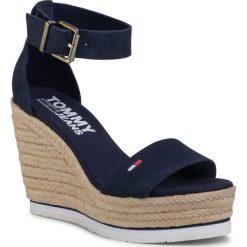 Espadryle TOMMY JEANS - Natural Suede Wedge EN0EN00911 Twilight Navy C87. Niebieskie espadryle damskie Tommy Jeans, bez wzorów, z jeansu, bez obcasa, na obcasie. Za 399,00 zł.