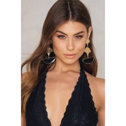 Kolczyki damskie: NA-KD Accessories Wiszące kolczyki w kształcie złotych wachlarzy – Gold