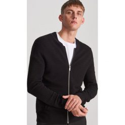 Rozpinany sweter - Czarny. Czarne swetry damskie Reserved, s, bez wzorów, bez rękawów, bez kaptura. Za 99,99 zł.