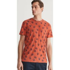 T-shirt z printem - Pomarańczo. Pomarańczowe t-shirty męskie Reserved, s, bez wzorów, bez kołnierzyka. W wyprzedaży za 24,99 zł.