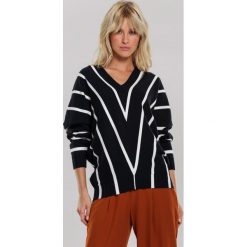 Ciemnoniebieski Sweter Lindsey. Niebieskie swetry damskie other, s, w paski, casualowe, bez rękawów, długie, bez kaptura. Za 89,99 zł.