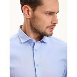 Koszula długi rękaw męska regular fit. Niebieskie koszule męskie Top Secret, na lato, m, bez wzorów, z bawełny, eleganckie, z włoskim kołnierzykiem, z długim rękawem. W wyprzedaży za 39,99 zł.