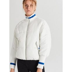 Pikowana kurtka bomber - Biały. Białe kurtki damskie Cropp, s, bez wzorów, bez kaptura. W wyprzedaży za 49,99 zł.