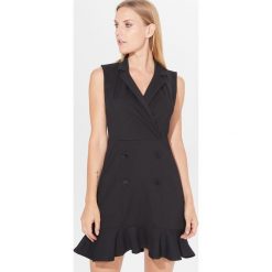 Żakietowa mini sukienka - Czarny. Czarne sukienki damskie Mohito, s, bez wzorów, bez kołnierzyka, bez rękawów, mini. Za 119,99 zł.