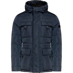 Kurtka PEUTEREY AIPTEK GB. Niebieskie kurtki męskie Peuterey, moro, z tkaniny, militarne, bez kaptura. W wyprzedaży za 1716,00 zł.