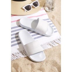 Niebieskie Klapki Summer Day. Niebieskie klapki damskie Born2be, bez wzorów, bez obcasa. W wyprzedaży za 29,99 zł.