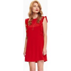 Rozszerzana sukienka z falbaną na ramionach. Czerwone sukienki damskie Top Secret, na co dzień, na jesień, s, bez wzorów, eleganckie, z falbankami, bez rękawów, proste. W wyprzedaży za 39,99 zł.