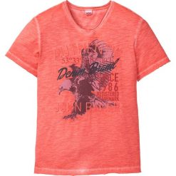 T-shirt z efektem wytarcia bonprix koralowy "used". Czerwone koszulki męskie bonprix, xxl, bez wzorów, z dekoltem w serek, bez rękawów. Za 44,99 zł.