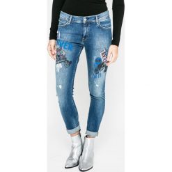 Pepe Jeans - Jeansy. Niebieskie jeansy damskie rurki Pepe Jeans, z aplikacjami, z bawełny. W wyprzedaży za 239,90 zł.
