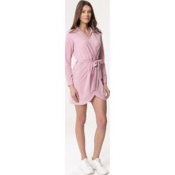 Różowa Sukienka Double-Time. Różowe sukienki damskie Born2be, s, bez wzorów, z koszulowym kołnierzykiem, bez rękawów, mini, koszulowe. Za 39,99 zł.