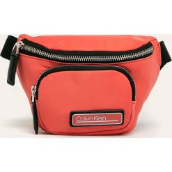 Calvin Klein - Nerka. Pomarańczowe nerki damskie Calvin Klein, w paski, ze skóry ekologicznej, małe, bez dodatków. W wyprzedaży za 179,90 zł.