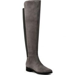 Muszkieterki GEOX - D Felicity J D44G1J 021KB C0062 Dk Grey/Black. Szare kozaki damskie Geox, z zamszu, bez obcasa, bez zapięcia. W wyprzedaży za 459,00 zł.