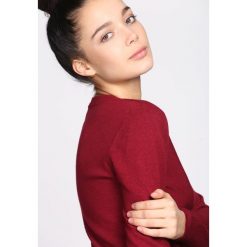 Bordowy Sweter Live My Own Life. Czerwone swetry klasyczne damskie Born2be, xl, z okrągłym kołnierzem. Za 59,99 zł.