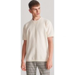 T-shirt ze strukturalnej dzianiny - Kremowy. Białe t-shirty męskie Reserved, xl, bez wzorów, z dzianiny, bez kołnierzyka. W wyprzedaży za 29,99 zł.