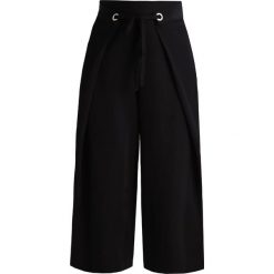 Club Monaco JANETTA Spodnie materiałowe black. Czarne spodnie damskie marki Club Monaco, bez wzorów, z poliesteru. W wyprzedaży za 636,30 zł.