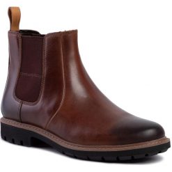Sztyblety CLARKS - Batcombe Up 261466427 Dark Tan Leather. Pomarańczowe sztyblety męskie Clarks, ze skóry, bez zapięcia. W wyprzedaży za 459,00 zł.