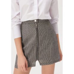 Trapezowa mini spódnica z zamkiem - Czarny. Czarne spódniczki damskie Sinsay, s, bez wzorów, mini, trapezowe. Za 39,99 zł.