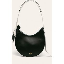 Red Valentino - Torebka skórzana. Czarne listonoszki damskie Red Valentino, w paski, ze skóry, na ramię, duże, bez dodatków. Za 1599,00 zł.