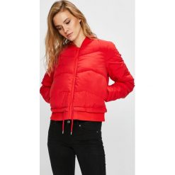 Only - Kurtka bomber Aida. Czerwone płaszcze damskie ONLY, s, bez wzorów, z poliesteru, krótkie. W wyprzedaży za 119,90 zł.
