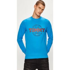 Tommy Jeans - Bluza. Niebieskie bluzy męskie Tommy Jeans, m, z nadrukiem, z elastanu, z okrągłym kołnierzem, bez rękawów, bez kaptura. W wyprzedaży za 199,90 zł.