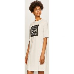 Armani Exchange - Sukienka. Czarne sukienki damskie Armani Exchange, na co dzień, s, z nadrukiem, z bawełny, casualowe, z okrągłym kołnierzem, z krótkim rękawem, krótkie, mini, proste. Za 299,90 zł.