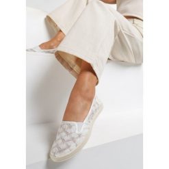 Białe Tenisówki Come Get It. Białe trampki i tenisówki damskie Renee, bez wzorów, bez zapięcia. W wyprzedaży za 29,99 zł.