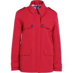 Barbour GLENROTHES Kurtka przejściowa red. Czerwone kurtki damskie Barbour, bez wzorów, z bawełny. W wyprzedaży za 681,85 zł.